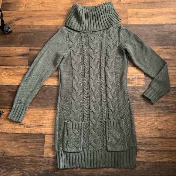 VENUS Green Cable Knit Turtleneck Sweater - Picture 2 of 12